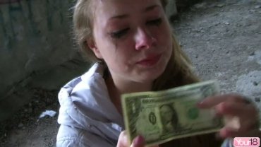 Blonde Bombshell Jewels Jade in a Public Deepthroat Adventure