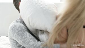 Blonde Bombshell Craves A Hardcore Thrill's Cam show and profile