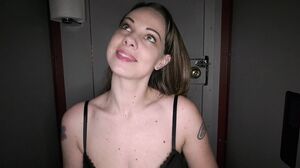 Charlotte'S First Time At The Gloryhole - A Swallowing Adventure's Cam show and profile