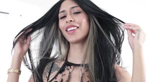 Crystal Rush And Giselle Amore'S Sensual Lesbian Encounter's Cam show and profile