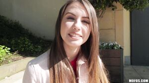 Ukrainian Beauty Elle Rose Craves Public Passion's Cam show and profile