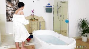 Busty Babe Lo1ren Mina1rdi Gets Naughty in Steamy Solo Session