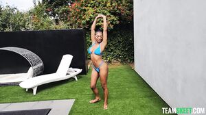 Gostosa Ebony Teen Shows Off Her Big Ass and Tits in Steamy Blowjob Session