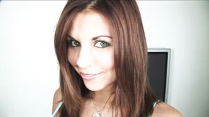 Brunette Babe Nicole Graves Gives a Steamy Blowjob in Early Hardcore Performance