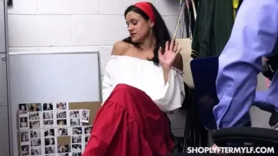 Magic MILF's Shoplifting Escape Turns into Steamy Hardcore Encounter