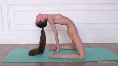Skinny Flexible Vixen Leona Mia's Steamy Solo Tease