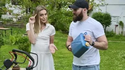 Blonde Teen's Wild Backyard Cunt Service