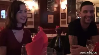 Julie, 21 ans, serveuse dans un restaurant italien : elle se fait prendre en vidéo hot
